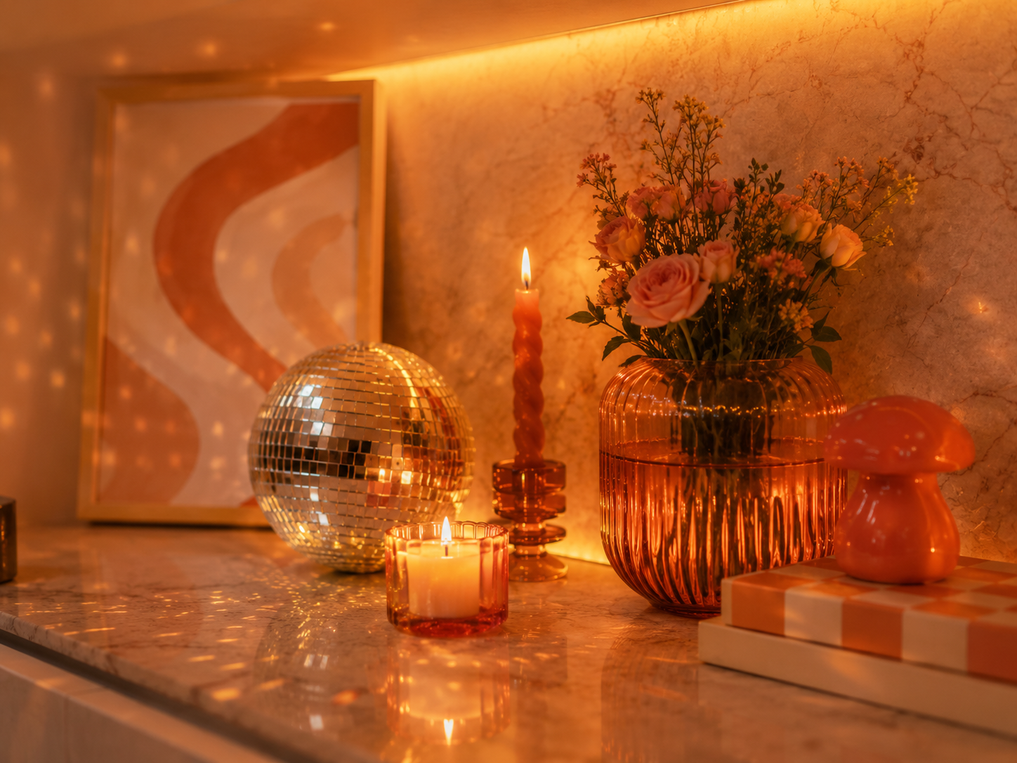 Warme Dopamin Decor Küche mit Pflanzen Retro Lampen und Blumen