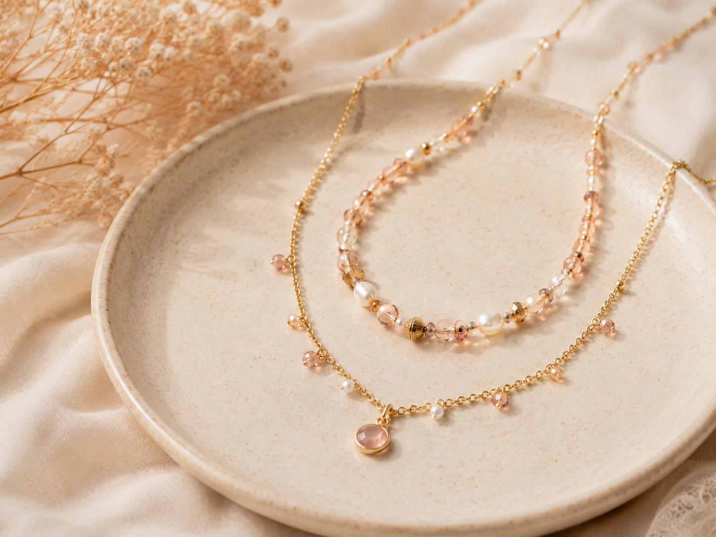 Moderne selbstgemachte Perlenhalsketten in Rosé Creme Gold und transparenten Glasperlen